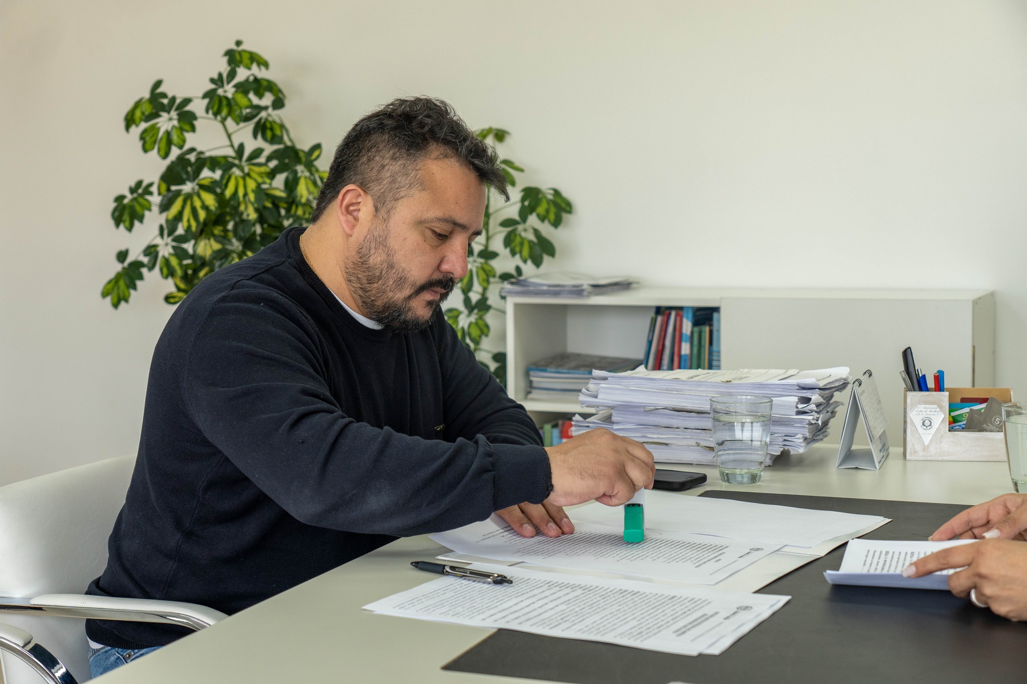 Se firmó un convenio por el servicio integral de limpieza en establecimientos educativos de Caleta Olivia