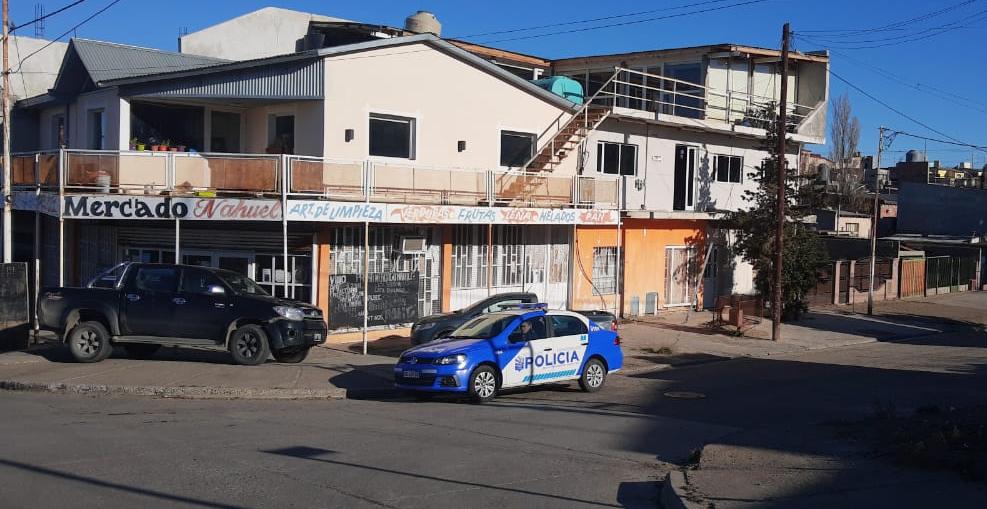 Estaba de joda, salió comprar cerveza fuera de horario y lo apuñalaron en la calle