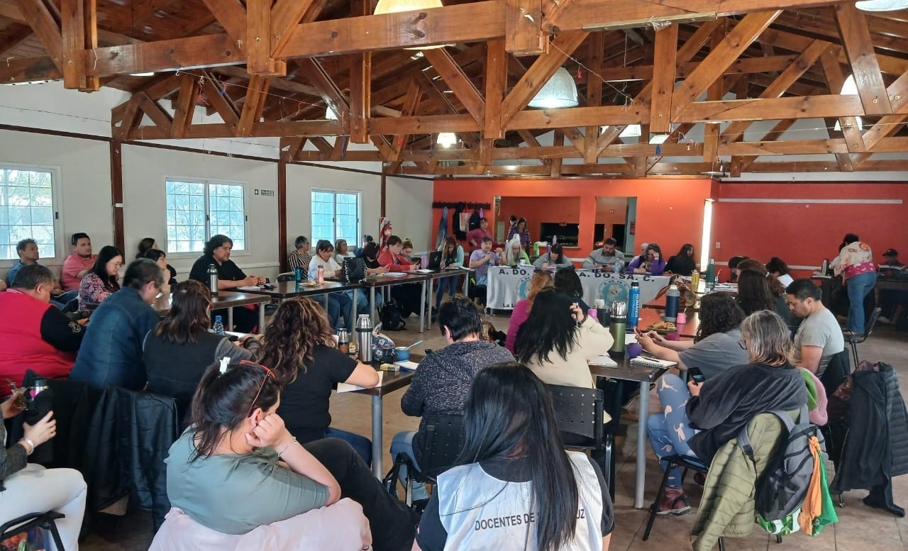 Más de 200 docentes participan en El Calafate del primer Seminario 2024 