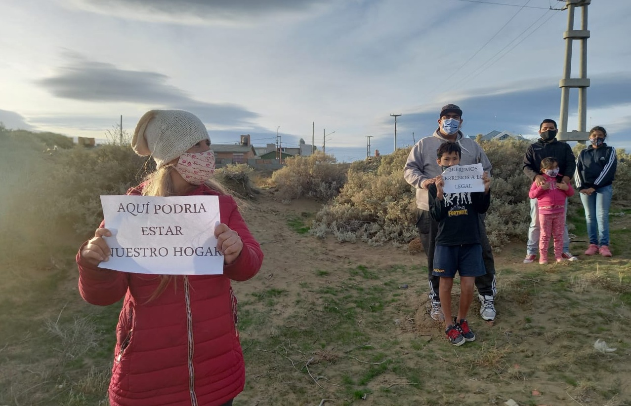 Volvieron a manifestarse por terrenos fiscales y piden información sobre entregas recientes