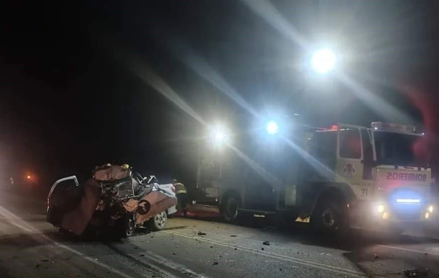 Grave accidente entre un auto y un camión dejó el saldo de dos fallecidos 