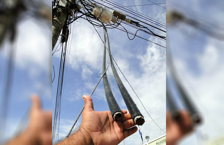 Robaron cables y otros elementos en el predio de la empresa ENARSA