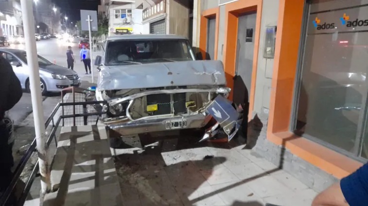 Comodoro Rivadavia: conductor ebrio subió a la vereda y atropelló a tres jóvenes