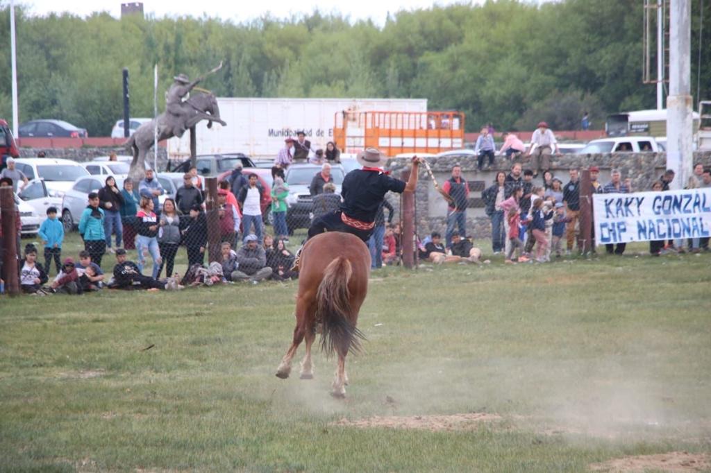 “La Vendimia 2026” continuó con degustaciones, emprendedores y espectáculos artísticos
