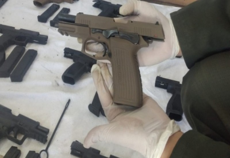 Un pasajero viajaba con 11 armas de fuego en su equipaje