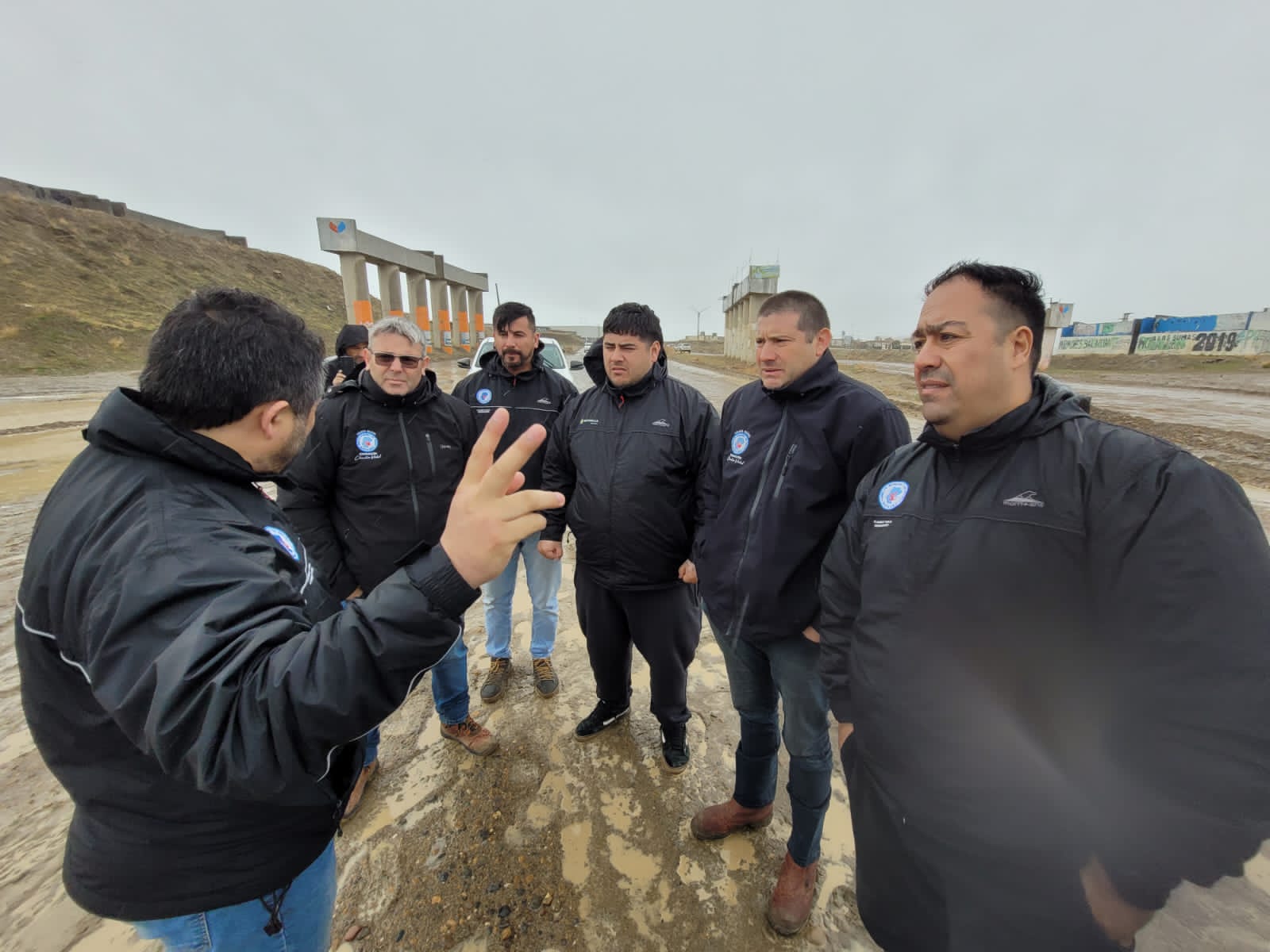 El Sindicato Petrolero realizó tareas en calles anegadas de barrios periféricos caletenses