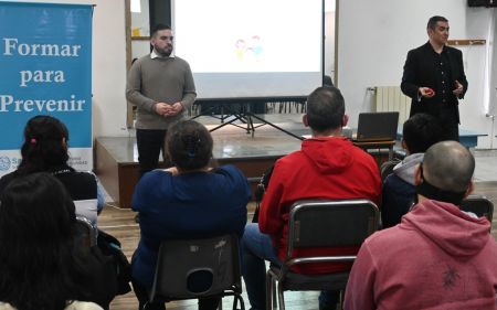 Seguridad y Policía brindaron una charla sobre Grooming en el Club Hispano Americano