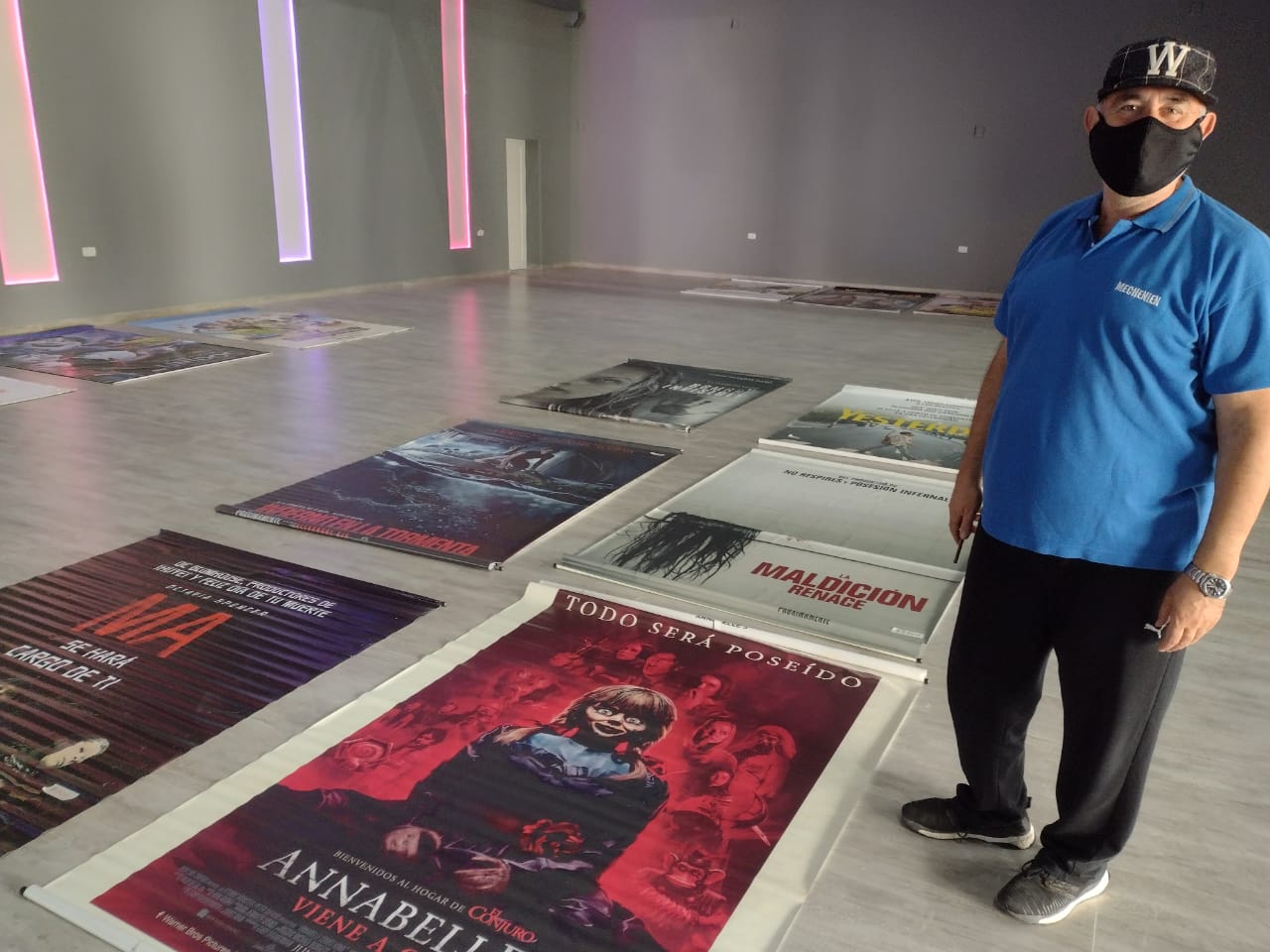 Mechenien muestra a la comunidad el nuevo SUM pagado por ellos y se despide del cine con una feria garage