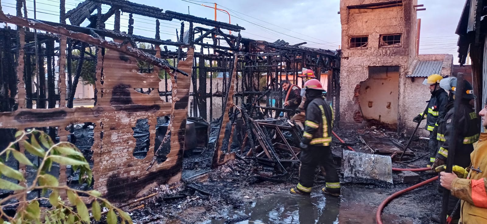 Un incendio consumió dos viviendas de material ligero: ¿Fue intencional?