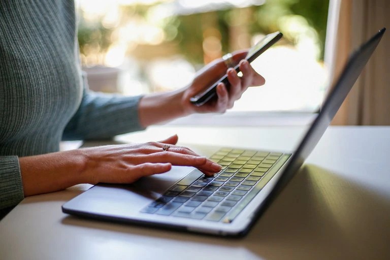 El Gobierno autorizó una suba del 5% retroactiva a julio en los precios de internet, telefonía y cable