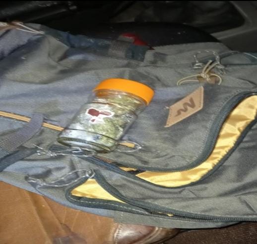 El Calafate: la policía detectó que portaban marihuana en frascos de vidrio