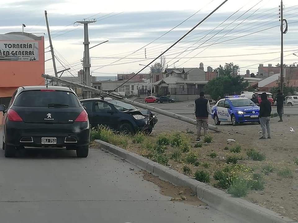 Hace instantes: conductor de un automóvil chocó y partió una palma de luz en el Nuevos Pobladores