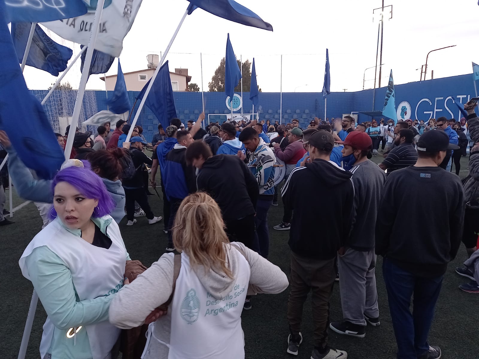 Cañadón Seco vivió una noche de arte, música y reflexión con propuestas culturales abiertas a la comunidad