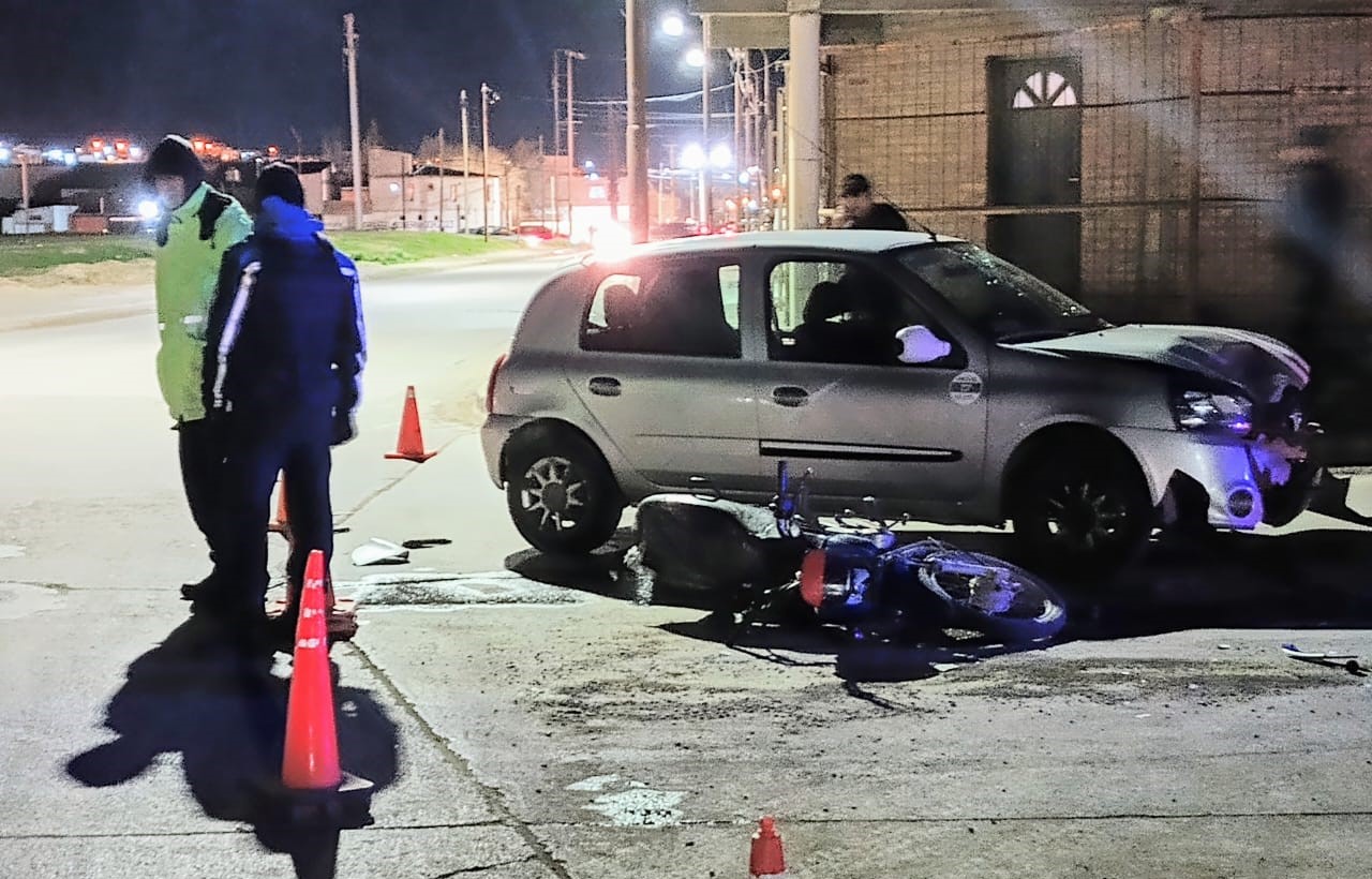 Accidente entre la motocicleta y el Clio: la mujer tiene 34 años y sufrió una fractura de brazo 