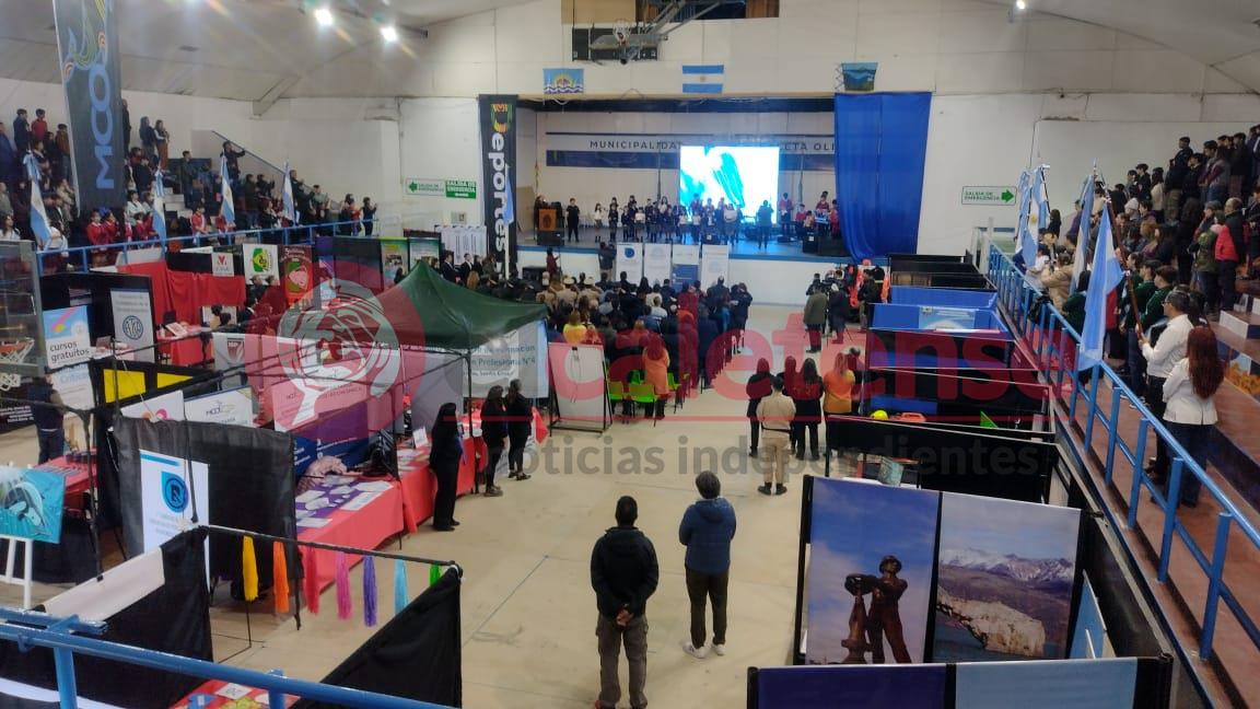 Con 27 stands de propuestas de formación comenzó la 1° Convención Educativa Regional