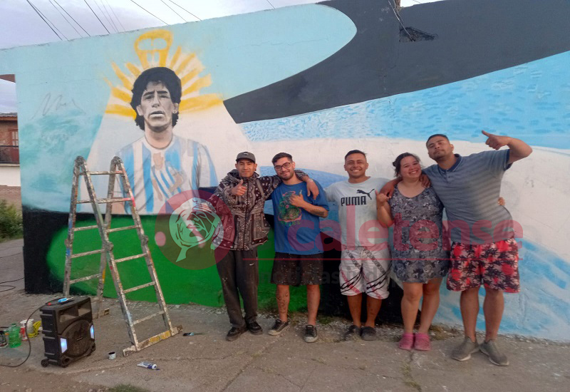 Vecinos del B° Parque realizan un mural de Diego Maradona a cargo del artista local 