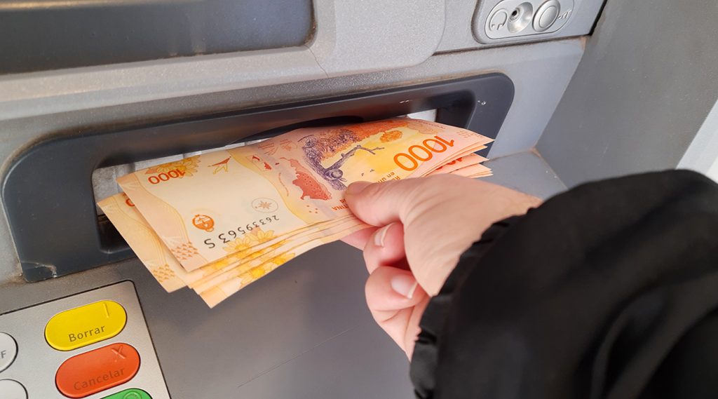 Del cajero al celular: por qué los argentinos retiran cada vez menos efectivo
