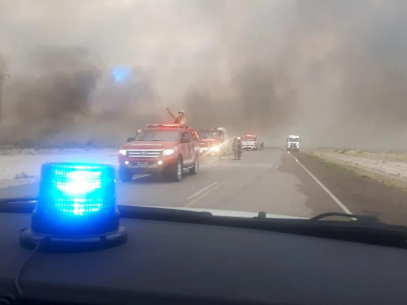 Por los incendios, la provincia evacúa en caravanas a personas aisladas en Puerto Pirámides