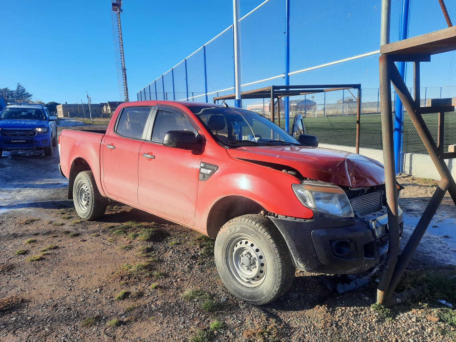 Conductora de una camioneta atropelló a dos personas, mató a una y cayó por un barranco