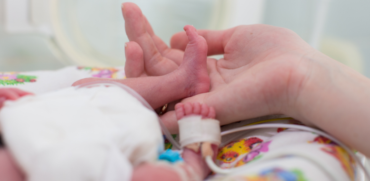 Un bebé positivo en COVID está grave y con respirador en el Hospital de Caleta