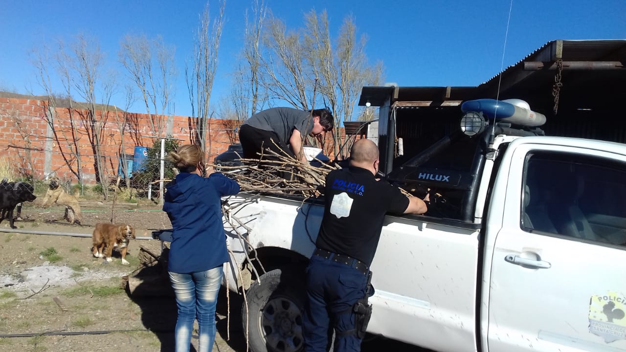 Comisario y su personal llevaron leña a una familia de Zona de Chacras