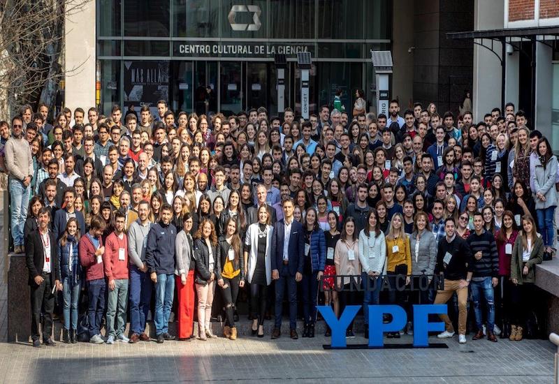 La fundacion YPF lanza su convocatoria para becas en estudiantes universitarios