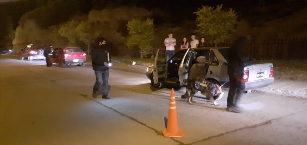 En operativo vehicular la policia detecto una docena de infracciones, droga y hubo resistencia a la autoridad