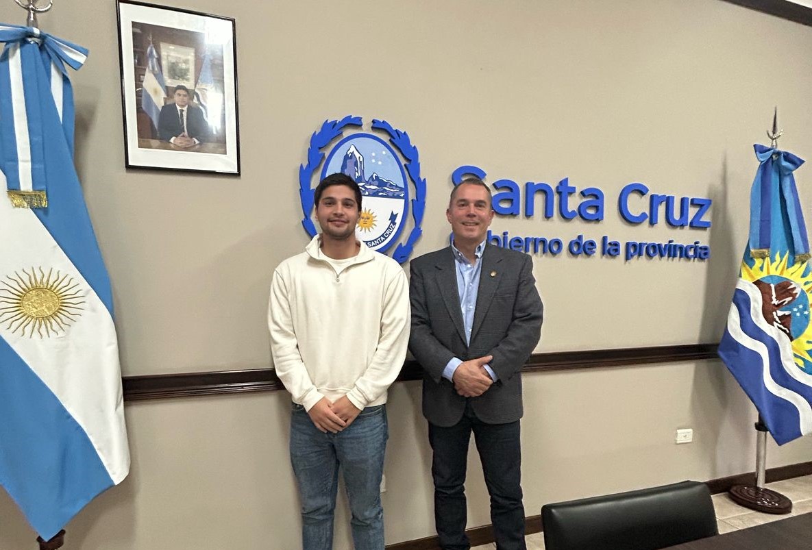 Daniel Álvarez recibió al reconocido nadador Matías Díaz Hernández