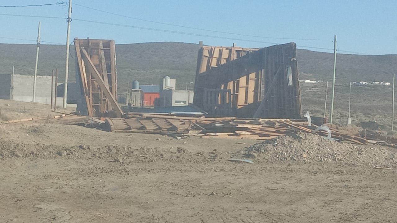 Las ráfagas superan los 100 km/h recomiendan no salir de las casas por el temporal 