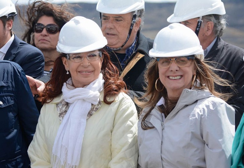 Cristina Fernandez y Alicia Kirchenr visitaron las obras de la represa Néstor Kirchner