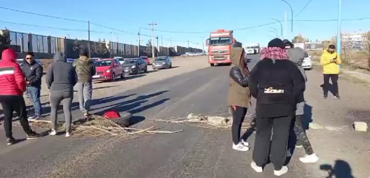 Un grupo de 44 mujeres cortaron el acceso Norte para solicitar terrenos