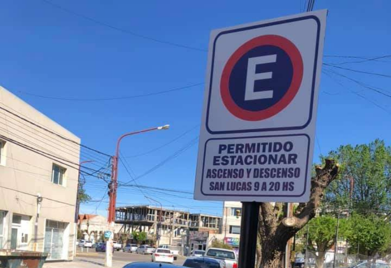 Transito lento: Vecina denuncio vehículos mal estacionados en centro médico y personal de tránsito jamás apareció