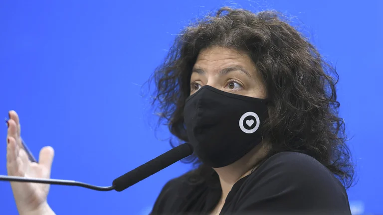 El Gobierno quiere evitar un parate en la economía y analiza exceptuar de aislamiento a los contactos estrechos vacunados