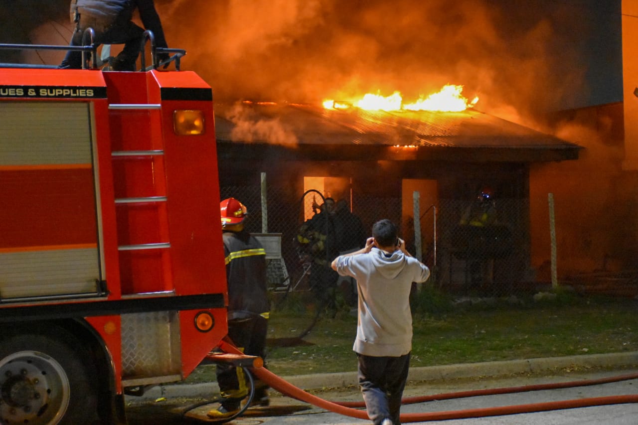 Voraz incendio provocó importantes daños materiales esta noche 