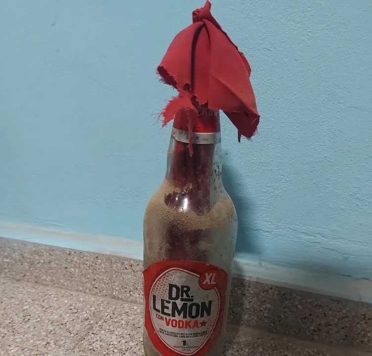 Chubut: menores atacaron una escuela con piedras y una bomba molotov