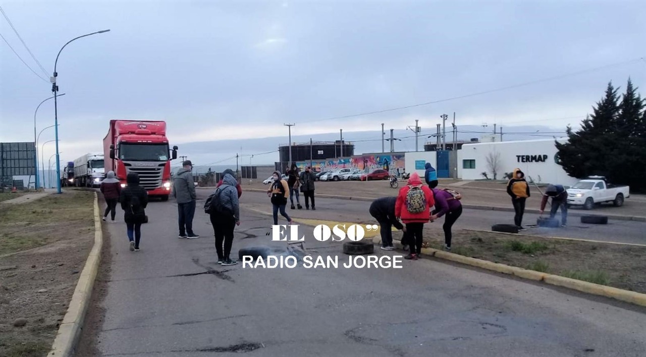 Nuevo corte de ruta en Caleta Olivia, esta vez la protesta es de beneficiarios de planes y cooperativas