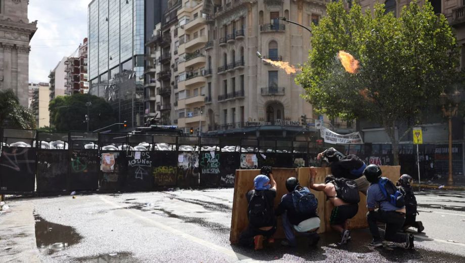 Tensión y violencia en la marcha contra la reforma laboral: heridos y detenidos en el Congreso