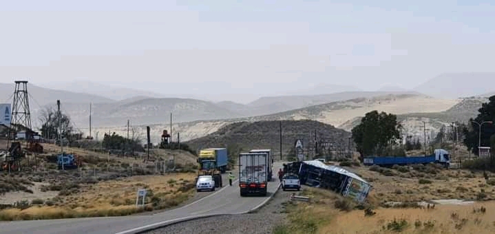 Debido a las fuertes ráfagas de viento, volcó un camión en el acceso de ingreso a Comodoro Rivadavia