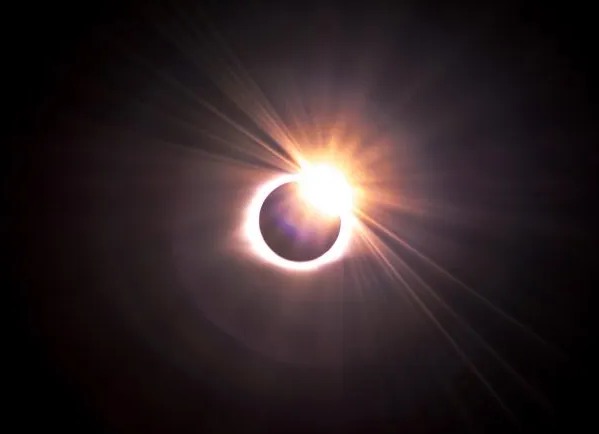 Eclipse de Sol: a qué hora se puede ver en la Argentina, lugar y cuidados