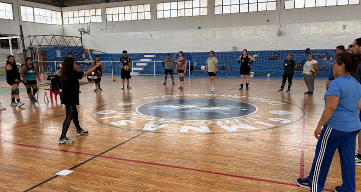 Caleta Olivia fue sede de la primera clínica patagónica de cachibol con participación regional