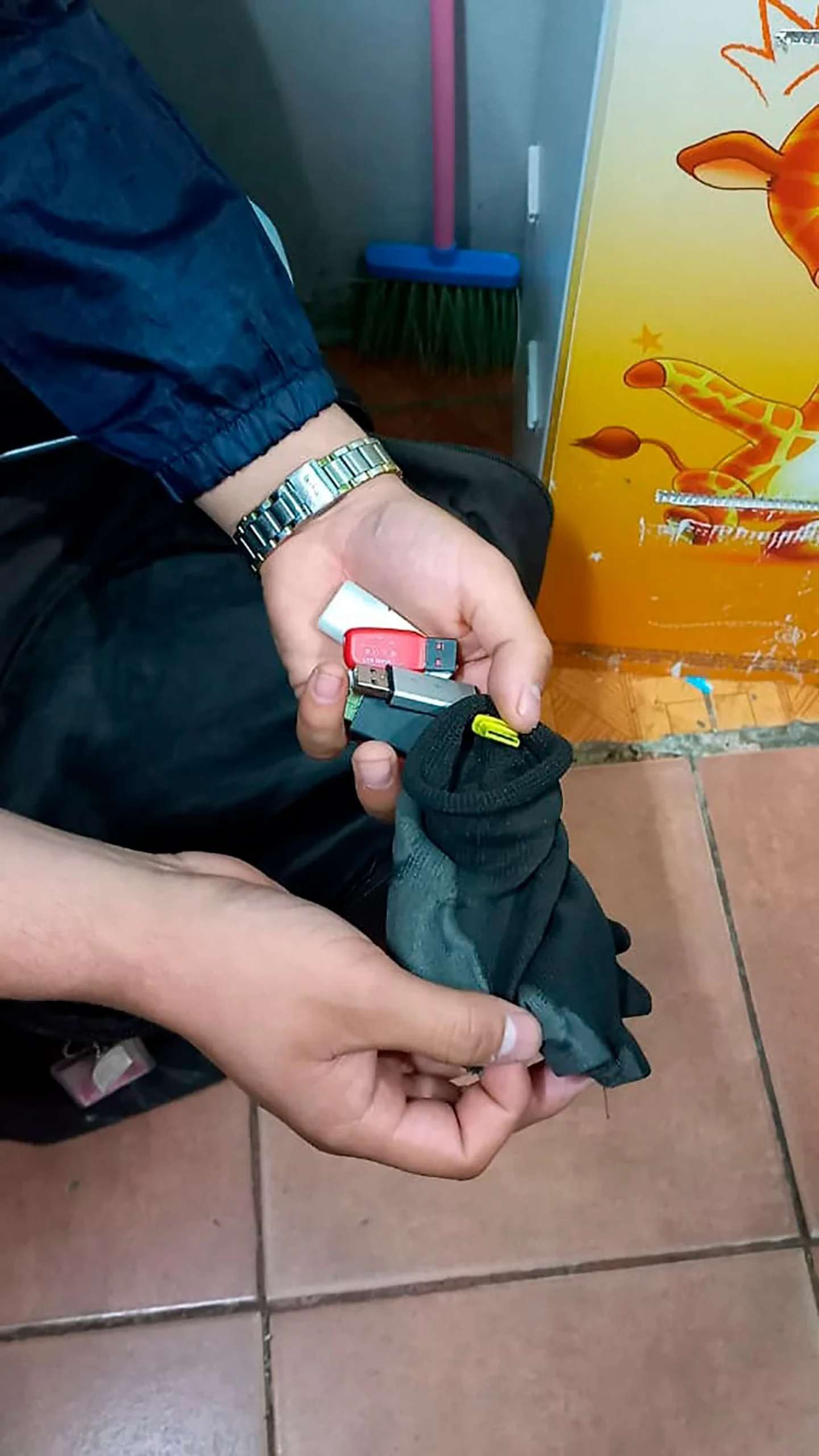 Acusó a una niña de robar un celular y la amenazó por audios de WhatsApp