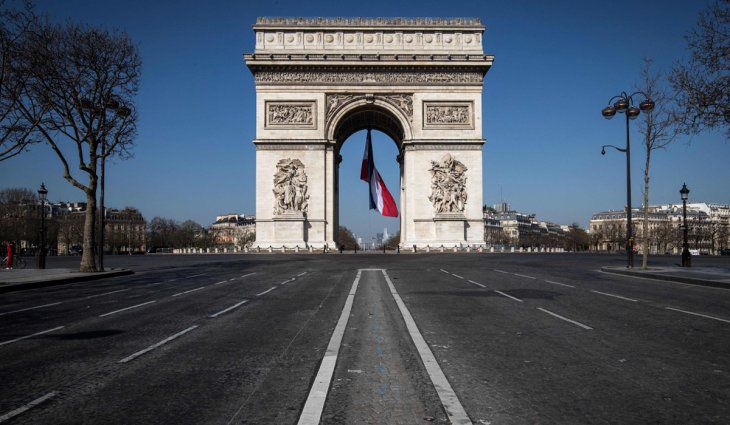 Francia entra en cuarentena total hasta mayo