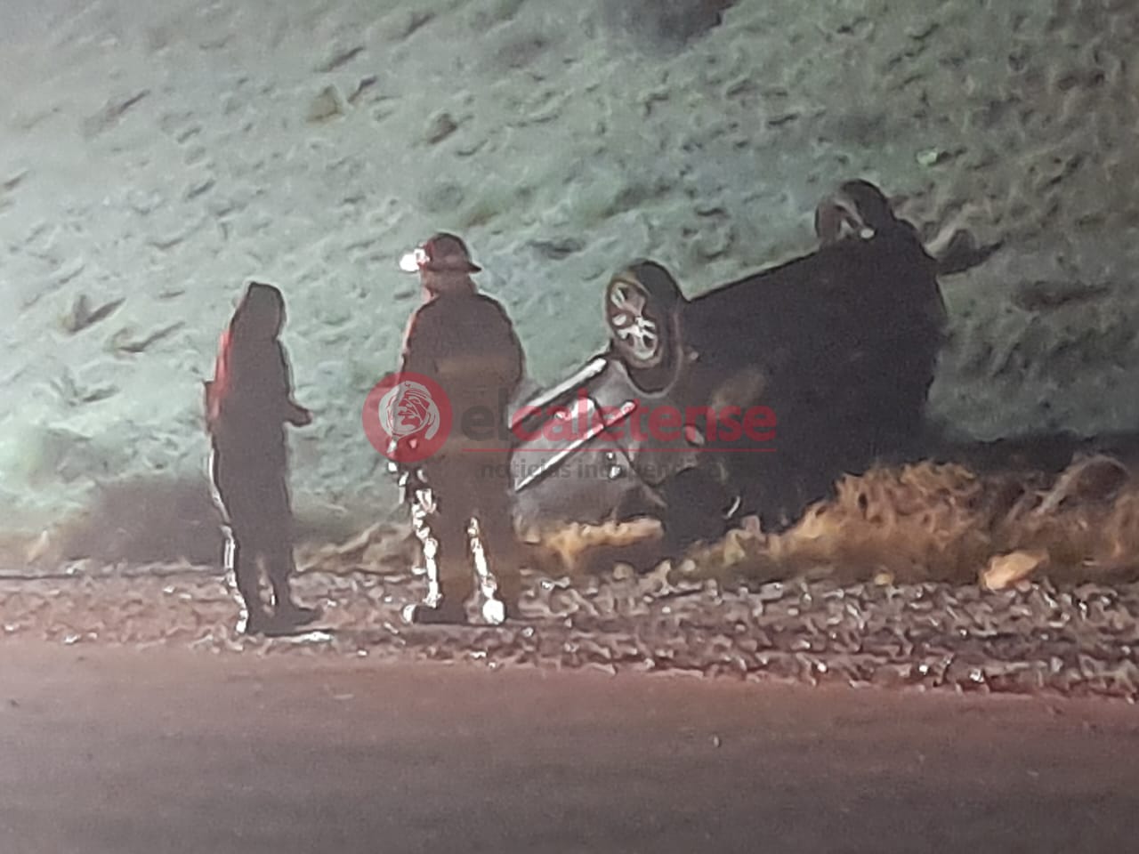 Joven de 23 años perdió el control de su auto y volcó, terminó en el hospital 