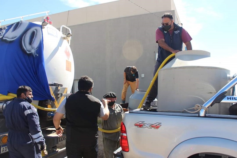 Segunda jornada: Petroleros continuaron repartiendo agua a vecinos de Caleta Olivia 