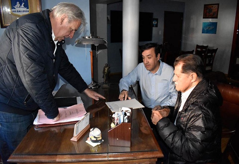 Firma de títulos de propiedad: vecinos de la ciudad capital celebran la obtención de su terreno propio