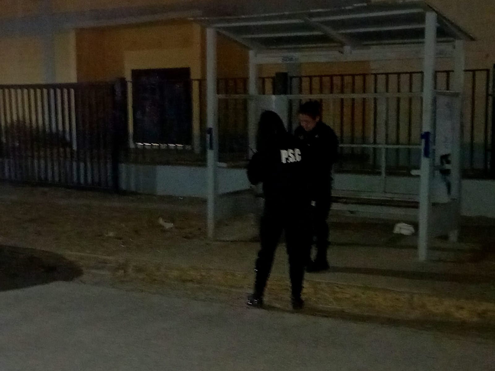 Tres adolescentes armados le habrían robado a otros dos jóvenes cerca de un colegio 