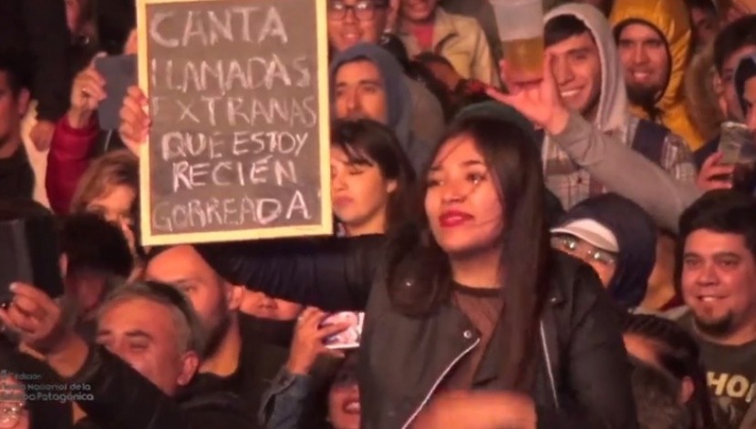 El pedido de una fan a Ángela Leiva en la Fiesta Nacional de la Estepa : 