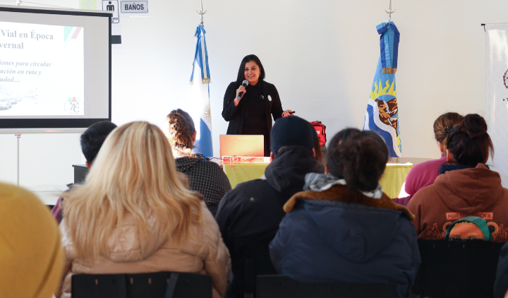 Capacitaron a vecinos de Río Gallegos en conducción invernal y uso de cadenas para vehículos