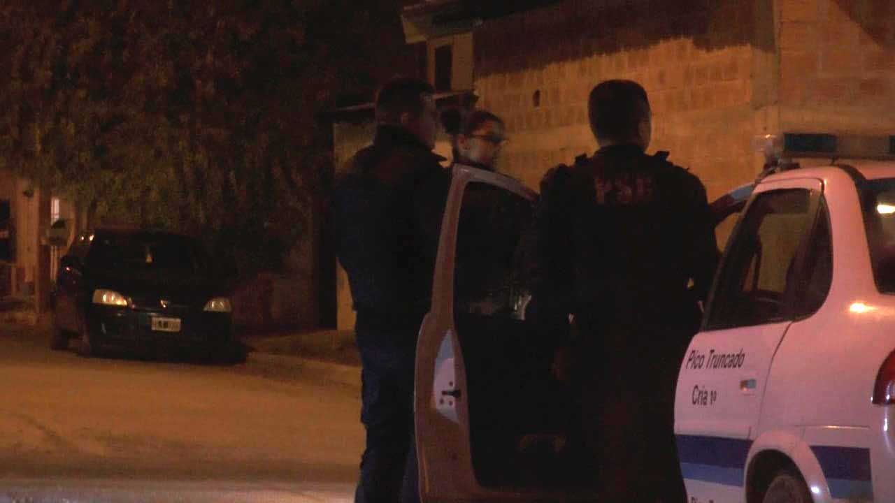 Adolescentes robaron cajas de vino y se balearon con la Policía