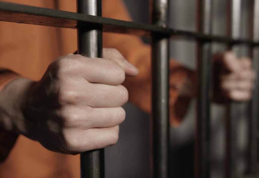 Reaccionó a golpes para evitar que secuestren el auto del amigo y lo aprehendieron